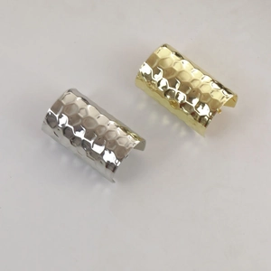 Strukturierte Haarklammern aus Metall in Gold und Silber auf weißem Hintergrund