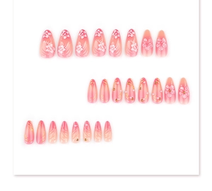 Detailansicht von Press-on-Nägeln in Mandelform mit rosa Farbverlauf und 3D-Blumen