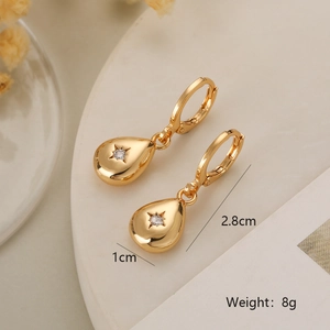 Détail de boucles d'oreilles goutte dorées avec zircon et info taille de 2,8cm