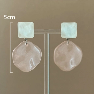 Detailsicht der unregelmäßigen Harzohrringe mit Wellenstruktur und 5 cm Höhenangabe