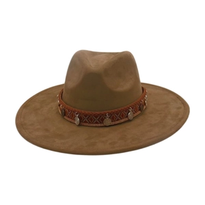 Détail d'un chapeau fedora à larges bords avec ruban ethnique et pièces métalliques