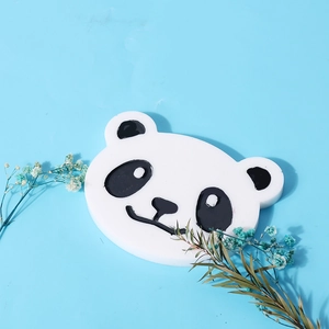 Dettaglio di uno stampo per sottobicchieri in silicone a forma di panda con finitura opaca