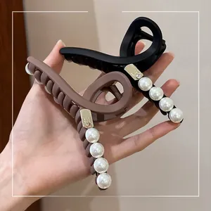 Détail de pinces à cheveux mates noires et café avec ornements en perles