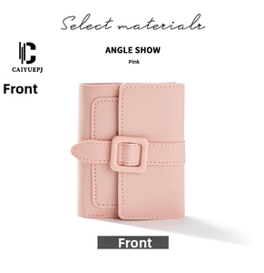 Vista frontale del portafoglio corto rosa da donna con elegante fibbia quadrata