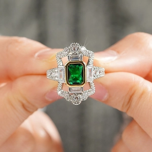 Anillo vintage con gema verde talla esmeralda y circonitas en chapado oro y plata
