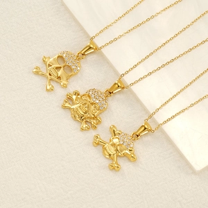 Pendentif tête de mort doré style hip-hop avec cristaux sur décor de pierre minimaliste