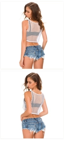 Detailansicht der Jeans-Shorts mit Fransen und weißem Netz-Oberteil von der Rückseite