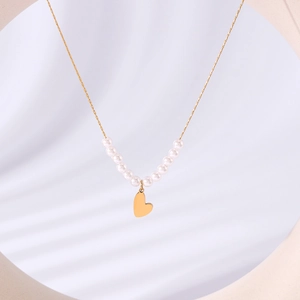 Elegante collana in acciaio al titanio dorato con ciondolo a cuore e perle