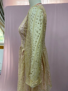 Detailansicht der glitzernden Pailletten und geometrischen Muster auf dem Tüllkleid