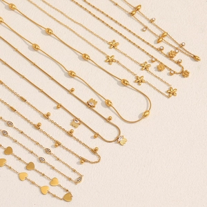 Détails de plusieurs colliers en acier inoxydable plaqué or 18K avec divers pendentifs
