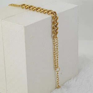 Bracelet chaîne minimaliste en acier inoxydable plaqué or 18 carats sur blocs texturés