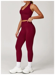 Vue détaillée du soutien-gorge de sport sans couture bordeaux et legging de yoga
