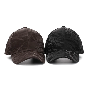 Détails de la texture froissée sur des casquettes de baseball noires et marron