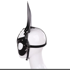 Vista laterale della maschera punk da coniglio in finta pelle nera con rivetti