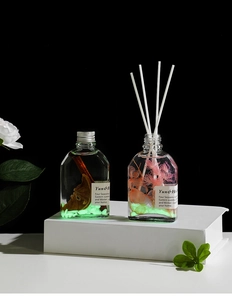 Gros plan de deux flacons de parfum avec fleurs séchées et pierres lumineuses dedans