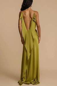 Detailansicht des grasgrünen Satin-Kleides mit eleganten Rüschen und offenem Rückendesign