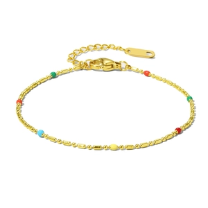 Minimalistisches goldenes Edelstahl-Perlenarmband mit bunten Emaille-Akzenten auf weißem Grund