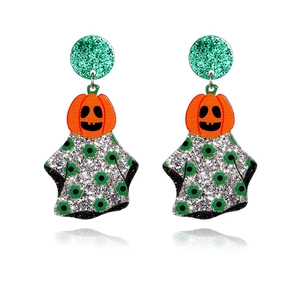 Detail van glitterende acryl Halloween oorbellen met pompoen- en spookmotieven ontwerp