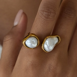 Open ring van 18K verguld roestvrij staal met twee witte barokparels op een modelhand