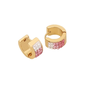 Boucles d'oreilles dorées en forme de C avec strass dégradés roses et blancs sur fond blanc