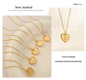 Détail du collier pendentif coeur doré mat avec gravure Love You More et bordure perlée