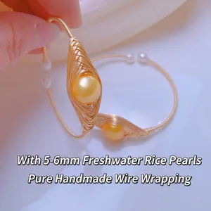 Bracciale rigido dorato fatto a mano con perla dorata da 12mm e piccole perle a chicco di riso