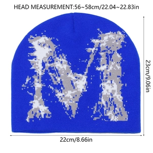 Vue détaillée du bonnet bleu avec jacquard M et dimensions précises de 23x22 cm