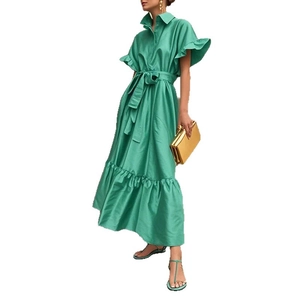 Détail de la robe verte à manches courtes avec volants et ceinture ajustable à la taille