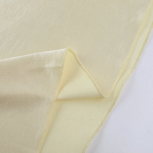 Detail von hellgelbem Satingewebe mit Hochglanzstruktur und feiner Overlock-Versäuberung