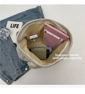 Vue intérieure du grand sac cabas en velours côtelé montrant l'espace de rangement