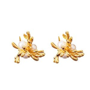Goldene Korallenzweig-Ohrstecker mit weißer Perle und funkelnden Kristall-Akzenten