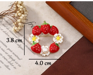 Detail view of strawberry wreath brooch with dimensions 3.8 cm height and 4.0 cm width
