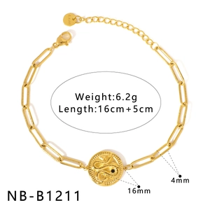 Detalle de pulsera de cadena de serpiente en acero dorado con colgante redondo 16mm