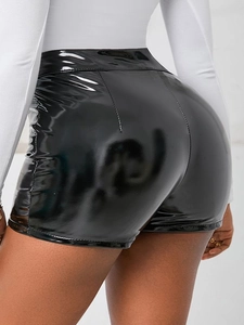 Pantaloncini da donna a vita alta in ecopelle nera lucida con vestibilità slim elastica
