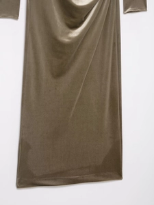 Gros plan détaillé montrant la texture velours brillante et les drapés de la robe marron