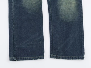 Detalle de vaqueros vintage que muestra la textura lavada y costuras de doble hilo