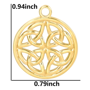 Détail du pendentif nœud celtique plaqué or 18k montrant les dimensions 0,94 x 0,79 pouce