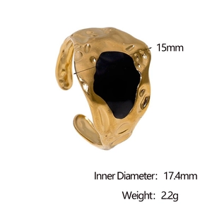Détail de la bague dorée texture lave avec centre émail noir 15mm et dimensions