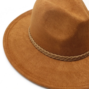 Détail d'un chapeau de cowboy en daim camel avec ruban tressé et surpiqûres précises