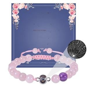 Détail de la pierre de projection Je t'aime en 100 langues avec perles roses
