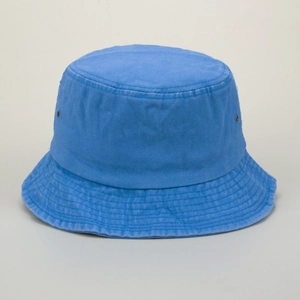 Détail d'un bob en denim délavé bleu clair avec œillets métalliques et coutures renforcées