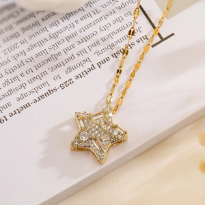 Collier élégant avec pendentif étoile plaqué or et zircons sur une chaîne délicate