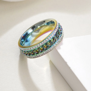Vue détaillée d'une bague arc-en-ciel tournante avec chaîne et double rang de zircons