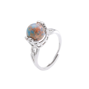 Detail eines verstellbaren Vintage-Rings mit Naturstein und Hohlmustergravur