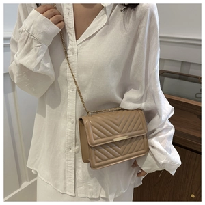 Nahaufnahme der khakifarbenen gesteppten PU-Ledertasche mit Kette und eleganter Schließe