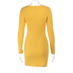 Vista dettagliata della parte posteriore di un abito corto in maglia giallo zenzero
