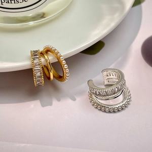 Three-layer ear cuff with rectangular zircon and white pearls in gold and silver finish