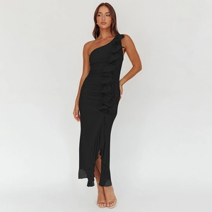 Robe longue noire chic à une épaule avec volants et fente haute pour des soirées élégantes