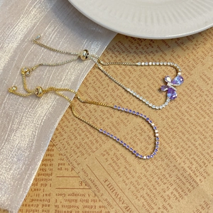 Détail du bracelet papillon réglable avec zircon violet et fermoir coulissant pratique