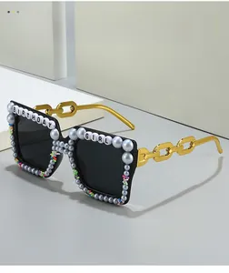 Détail de lunettes carrées Birthday Girl avec perles et branches en chaîne dorée